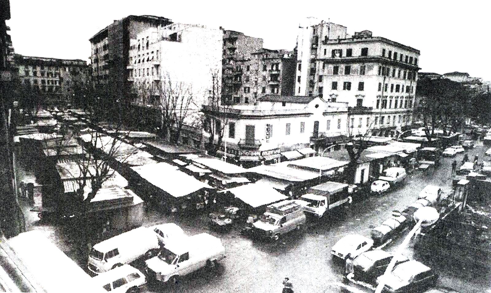 Una foto del Mercato dell'Alberone pubblicata su un vecchio giornale