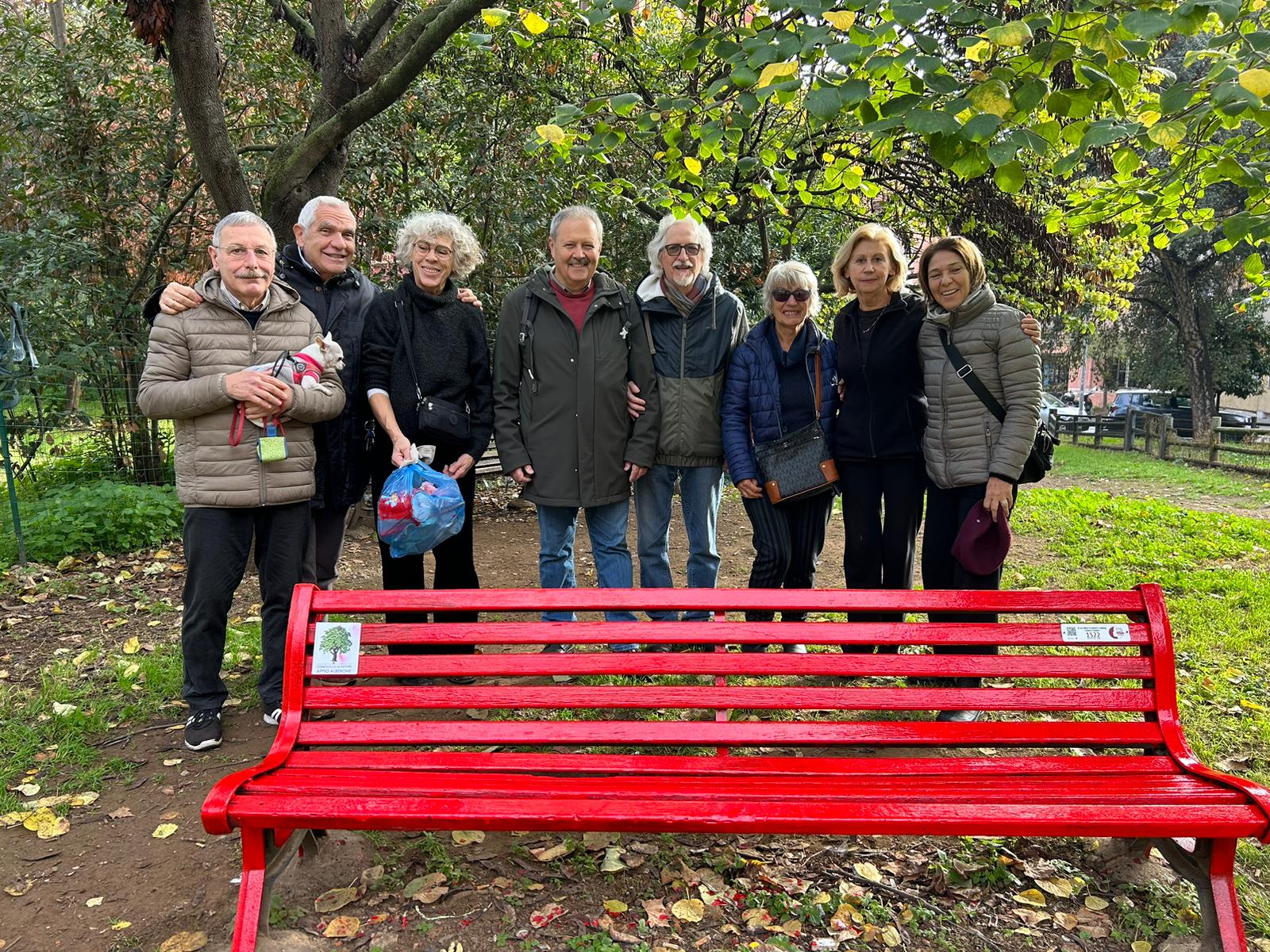 il gruppo di volontari C.d.Q. e ANPI dipinge la panchina rossa contro il femminicidio. Giardino Menapace